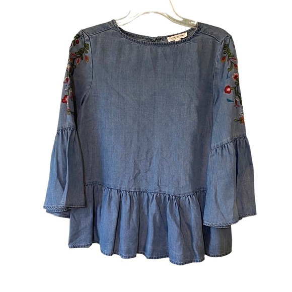 beachlunchlounge Tops - Beachlunchlounge chambray embroidered Peplum Blouse Sz XS